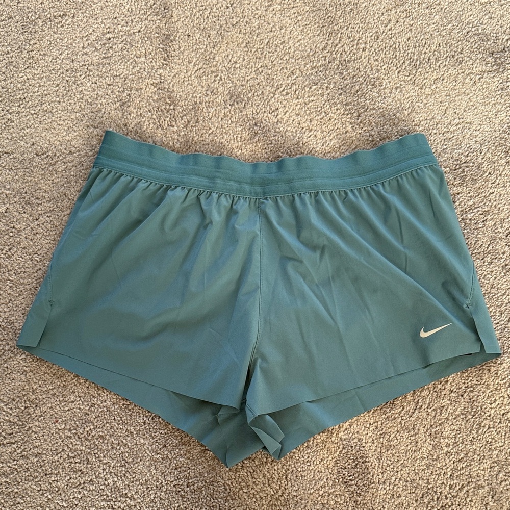 Nike Swift Mid Rise Shorts in Teal